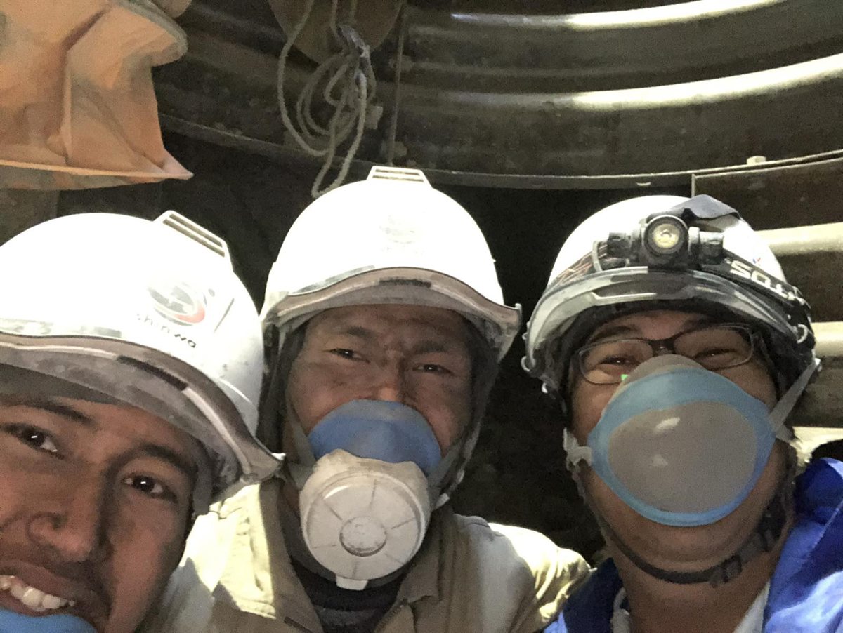 信和の作業員チーム(信和ロゴ入りヘルメット)