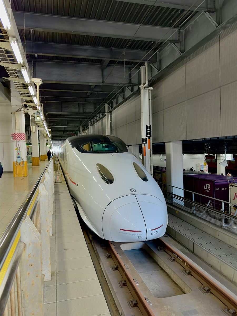 九州新幹線と博多駅周辺(福岡)