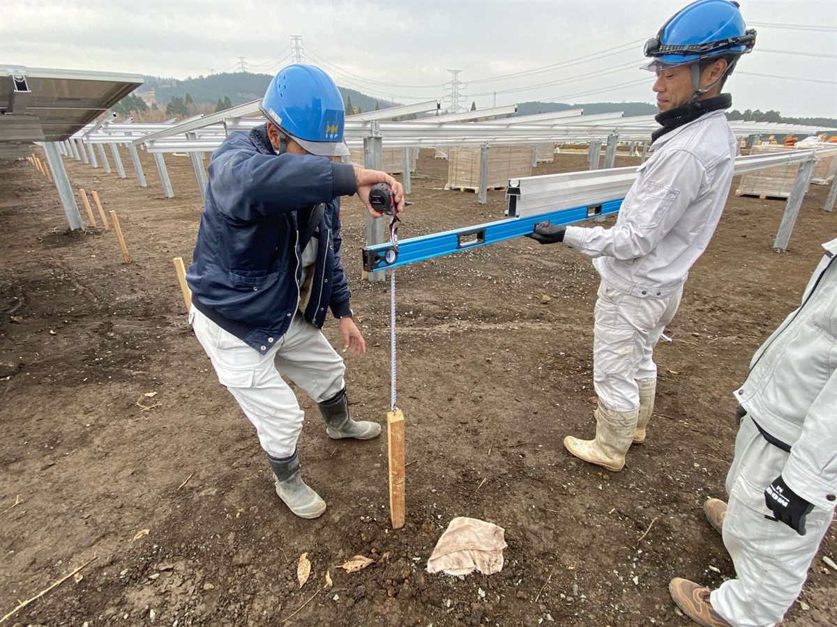 2人で架台の水平を測定