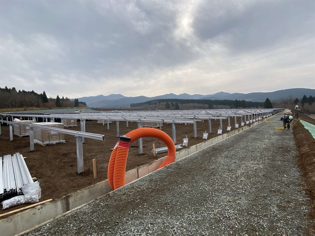 山々を背景にした太陽光架台